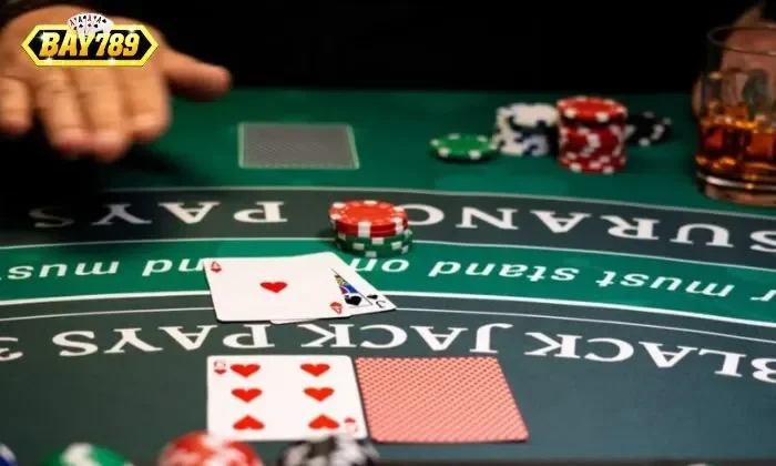 Các lệnh phổ biến mà người chơi có thể thực hiện trong một ván bài Blackjack