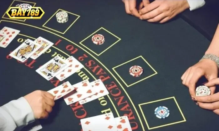 Trò chơi sẽ được bắt đầu sau khi mỗi người chơi đặt cược